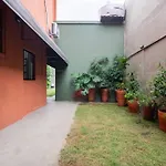 Casa Com Jardim Perto Do Parque