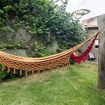 Casa Com Jardim Perto Do Parque